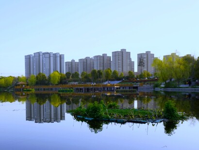 L’architettura tradizionale della provincia di Anhui si distingue per le case bianche con tetti neri e cortili interni, tipiche dello stile Huizhou, che raccontano una lunga storia culturale e un profondo legame con il paesaggio naturale. Anhui, Cina