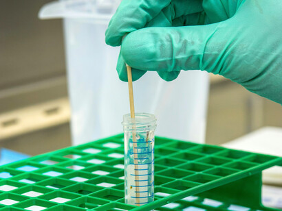 Expérimentation chimique en laboratoire : la recherche moderne explore les origines de la vie en reproduisant les conditions de la « soupe primordiale » imaginée par Oparin et testée par Miller en 1953