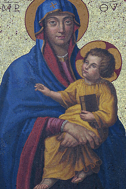 Ayuntamiento de Urbino, mosaico de la Madre de Dios, wn una zona dedicada a San Crescentino, en la localidad de la provincia de Vercelli, situada en el Piamonte, Italia