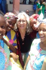 Teresa Torres De Eça in compagnia di ragazzi in Namibia