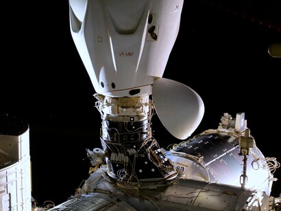 La Cargo Dragon è una capsula orbitale da trasporto sviluppata dalla Space Exploration Technologies Corporation (SpaceX). Riutilizzabile e in grado di raggiungere un'orbita terrestre bassa e quindi rientrare, essa è la prima navicella cargo automatica a essere portata in orbita e poi di nuovo a terra da una compagnia privata