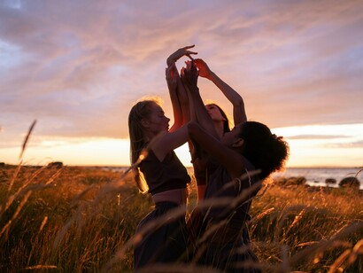 Cada vez que você abre as mãos em vez de fechar, você sinaliza ao campo: "Estou pronto para mais." E o campo responde. Sempre responde. Não imediatamente. Não de forma linear. Mas responde. Porque você parou de bloquear