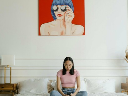 Dizem-nos que o público precisa ser seduzido. Sem “atração visual”, “identidade de marca” e “presença digital consistente”, a arte morre. Pois talvez morra, mas com dignidade