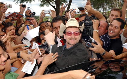 Le chanteur de U2, Bono Vox, signe des autographes pour ses fans au Brésil, le 19 février 2006. Photo de Wilson Dias