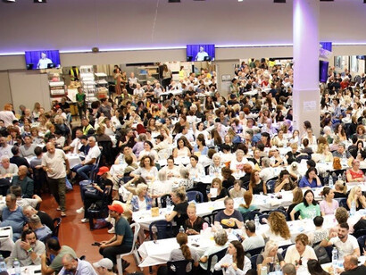 Acababan de terminar una breve actividad bélica entre Irán e Israel, pero ello no le quitó a toda esa gente su deseo de reunirse y continuar sus esfuerzos por corregir el mundo. ¿Suena ambicioso o pretencioso? Para nada: la corrección del mundo comienza con la propia.
Congreso Mundial de cábala; Petaj Tikva, Israel