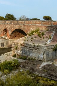 Il Ponte Leproso è un antico ponte romano situato a Benevento, lungo l'antica Via Appia, ed è uno dei simboli storici della città. Benevento, Italia