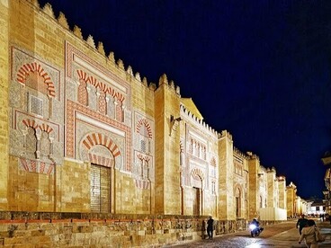 Cordoue, carrefour des mémoires, où chaque lumière de la nuit éclaire les cicatrices et les espoirs du passé