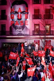 Simpatizantes del PSOE celebran la victoria en las elecciones delante de la sede del partido en la madrileña calle de Ferraz