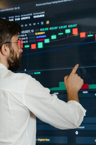 Dans le sport comme en finance, les chiffres deviennent un avantage stratégique — l’œil des analystes compte autant que celui des entraîneurs