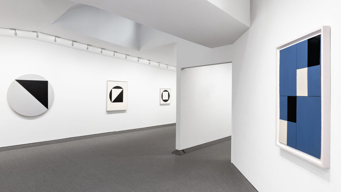 Leon Polk Smith, Circle and square, 1948-1987, exhibition view. Courtesy of Krakow Witkin Gallery