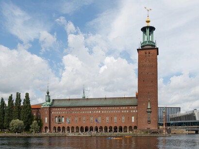 A Djurgården, parchi e musei convivono in un equilibrio perfetto tra natura e cultura. Palazzo del Municipio, Stoccolma, Svezia
