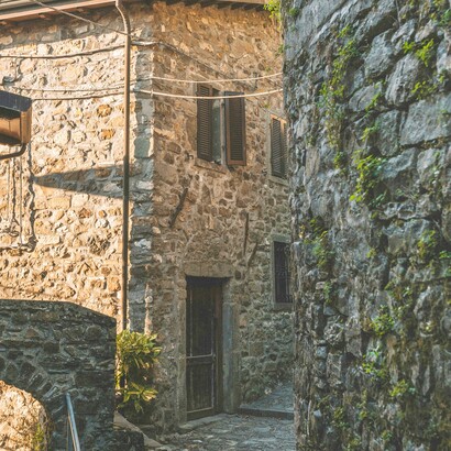 Quando il mercato tenta di ridurre questa distanza, emergono rischi di turistificazione, museificazione e perdita di significato