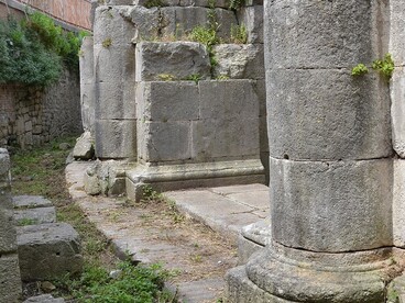 Sotto i Romani, Benevento divenne un nodo strategico grazie alla Via Appia, che ne favorì il commercio e lo sviluppo urbano. Benevento, Italia
