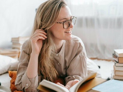 O que aconteceu depois da pandemia é que os produtores de conteúdo se reinventaram e as ofertas ficaram variadas. Atualmente eu sigo quatro canais e consigo escolher pela leitura que me interessar. Um canal oferece leitura conjunta e os outros três oferecem curso aprofundado com base na leitura, alguns são pagos então dependendo do autor e da obra eu invisto tempo e/ou dinheiro; diferente do que acontecia anos atrás em que eu estava presa em um clube de leitura por um plano mensal ou anual