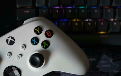 Como consequência desse contexto, muitos jogos lançados até o momento são de caráter multigeracional, isto é, foram desenvolvidos para consoles da geração anterior (PlayStation 4 e Xbox One) e também adaptados para a nova geração com melhorias gráficas e técnicas, mas sem tirar pleno proveito do novo hardware. Exemplos emblemáticos são “Horizon Zero Dawn” e “God of War”, que, embora lançados originalmente para o PS4, receberam versões remasterizadas para o PS5. Essa multigeracionalidade limitou avanços significativos advindos das tecnologias exclusivas da nova geração, como o SSD ultrarrápido do PS5, que permite carregamentos quase instantâneos e aprimora a experiência de jogo por meio da redução de telas de loading