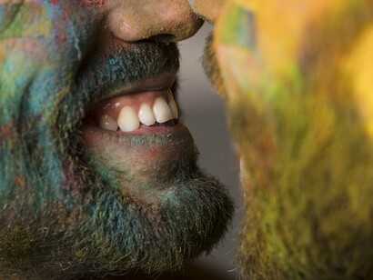 Casal homossexual. O estigma e a discriminação são barreiras que impedem o acesso a serviços de saúde e de uma cobertura universal. A população transgênero, assim como outras populações-chave e vulneráveis, têm diariamente o seu direito a serviços de saúde negados, consequência da desinformação, falta de privacidade, e quebra de confidencialidade





