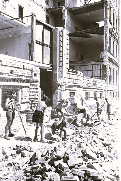 Students doing cleanup work in front of the Bruckner School, 1946. Courtesy of Nordico City Museum