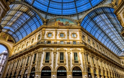 Il negozio Prada in Galleria Vittorio Emanuele II, aperto nel 1913, è ancora oggi un simbolo della storia milanese del brand e della sua continuità nel tempo. Galleria Vittorio Emanuele II, Milano, Italia