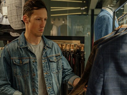 Aquele dia transcorreria mais devagar do que o rapaz gostaria, mas lhe seria possível controlar a ansiedade. Deixaria tudo pronto – a roupa que usaria e o breve discurso que faria – logo pela manhã e aproveitaria o resto do dia para relaxar um pouco. Almoçaria nas Galeries Boursonnot e, depois de uma volta por elas, retornaria para seu apartamento. Lá, se arrumaria e iria para o local do evento



