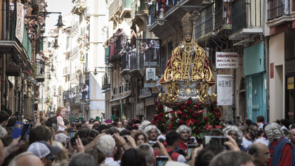 Todos los años, hoy en su día especial, el 7 de julio sale nuestro santo morenico por las calles de Pamplona. Devotos y simpatizanostes nadie queda indiferente al paso del santo. 2018, Gora San Fermín. Pamplona, Navarra, España