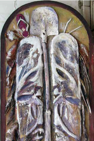 Claudio Costa, (Portale), Malindi 1992, oggetti vari assemblati su legno h. cm. 164 x 87 x 10