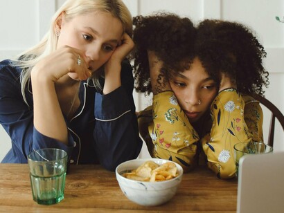 Nós não estamos à procura de novidade — estamos à procura de nós mesmos. Esse é o poder invisível destes vídeos: são espelhos sociais, moldados para que cada um se veja, se identifique, ou pelo menos reconheça alguém próximo



