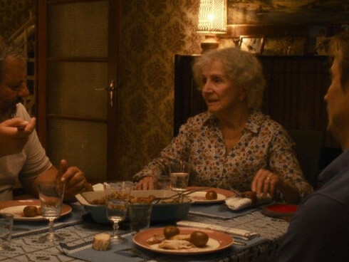 Hélène Vincent, David Ayala, Pierre Lottin in una scena del film "Buon Viaggio Marie", regia di Enya Baroux