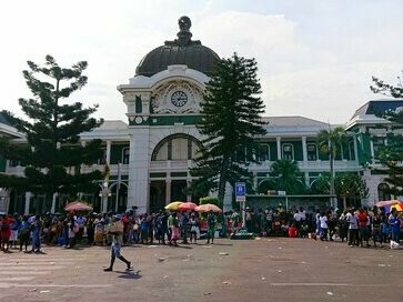 Estação de trem de Maputo. Todavia, volvidos mais de 15 anos, estas realidades sociais ainda perduram, marcando, assim, a atemporalidade da sua representação. O nosso escopo neste artigo não serão todos os seus trabalhos, mas, sim, “La famba bicha”, por se tratar de uma das suas músicas mais famosas, na qual se expressa sem requintes nem retoques