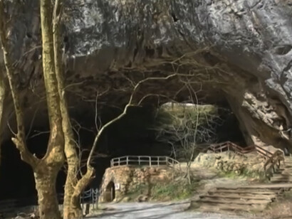 Cada año se celebra el "Día de las Brujas", una festividad en la que se recrean rituales y se rinde homenaje a las víctimas de la Inquisición Exterior de las cuevas de Zagarramurdi, Navarra, España