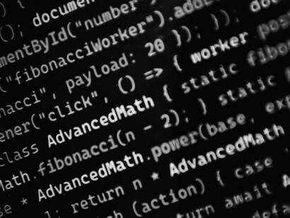 Quando questionada se a IA pode acelerar processos sem comprometer a análise crítica e a interpretação das leis, Geovanna é direta: “Sim. A tecnologia pode ser uma aliada importante, desde que usada com responsabilidade. O que não pode acontecer é deixar que uma máquina substitua a análise humana”