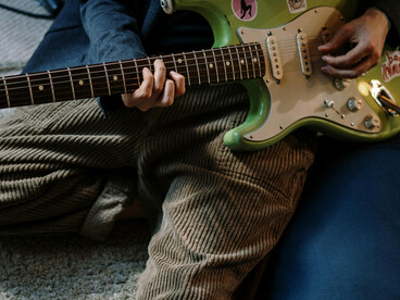 A evolução tecnológica modificou a criação musical, incorporando elementos eletrônicos e digitais, tornando a música eletrônica uma tendência mundial