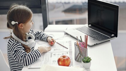 La educación del siglo XXI se encuentra atravesada por tensiones profundas entre tecnología, atención, desigualdad y sentido pedagógico