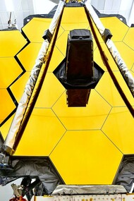 Vista de perto dos 18 espelhos do telescópio espacial James Webb, em montagem na Northrop Grumman Corporation, Virginia, Estados Unidos