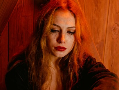 Mulher deprimida. Todos nós já sentimos as fortes paixões alguma vez na vida, principalmente na adolescência, quando tudo é urgente e dói além da conta, quando temos nossas primeiras experiências amorosas e embaralhamos tudo em nossa cabeça. Fazemos besteiras, cometemos as tais “loucuras de amor”, mas que na realidade são os nossos hormônios famintos por aventuras, pela primeira transa, mas é também gostoso, aprendemos muito nessa fase, inclusive a controlar os nossos sentimentos e entendê-los melhor


