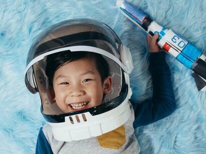 Agora que estou aqui, adulto, percebo que a insegurança não foi embora. Pelo contrário, ela cresceu comigo, se enraizou em cada gesto, em cada pensamento