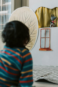 Show de marionetas. O miúdo que estava nas cadeiras batia palmas e gritava “Bravo! Bravo!”