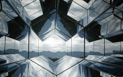 Dentro a uno specchio deve essere come negli occhi di chi non finisce mai di cercare