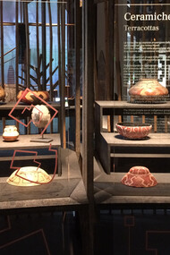 Vetrina delle ceramiche Shipibo per la mostra “Mater Amazonia” The deep breath of the world, 2019-2020 Museo Etnologico Vaticano Anima Mundi, Musei Vaticani