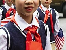 Donald Trump es recibido por una comitiva de niños en el Palacio Presidencial en Hanói, Vietnam, 2019