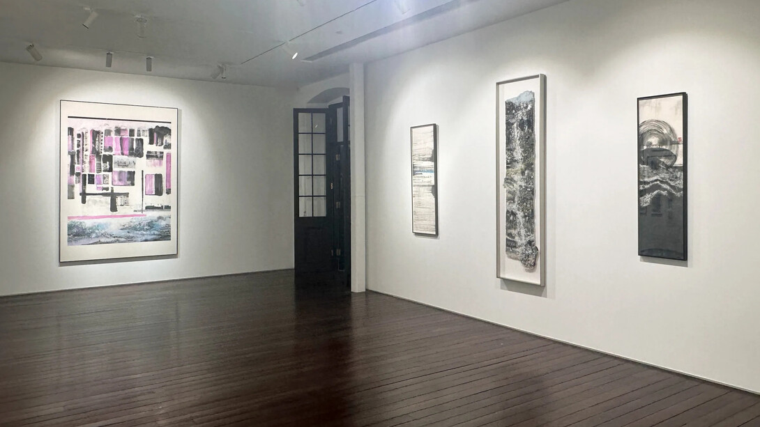 Nina Pryde, A touch of gold, exhibition view. Courtesy of Ora-ora Gallery