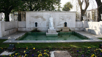 Fuente de Concha Espina, Santander, España. Dulce Nombre, de Concha Espina, retrata con aguda sensibilidad la tragedia de una mujer silenciada por una sociedad patriarcal que normaliza su sacrificio