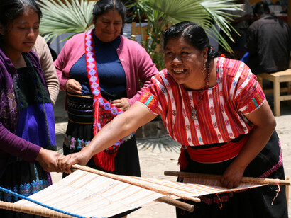 Ángela Pérez Gómez webt auf einem Webstuhl mit Annatto (Bixa Orellana). Museo Na Bolom, San Cristóbal de las Casas, Chiapas. Courtesy of Weltmuseum Wien © Carlos Barrera Reyes, 2019
