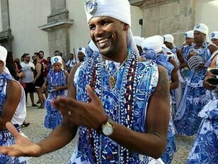 Carnaval de rua em Salvador. O carnaval é uma festa tão grandiosa que assim que acaba um, os blocos e camarotes já começam a se preparar para o próximo ano. Inclusive costumam abrir vendas um ano antes, com valor bem mais acessível por ser uma compra às cegas, ou seja, sem conhecimento das atrações que eles oferecerão