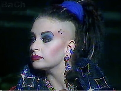 Alaska y Dinarama, "A quién le importa", 1986. Las canciones que vamos a ver son temas que decidieron sustituir la elegía al corazón por la oda al rencor hacia la persona amada… O hacia sí mismos