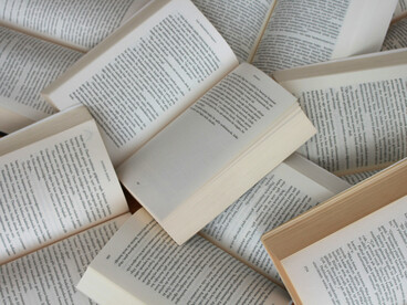 Les pages des romans noirs de Marseille, entre fiction et réalité, révèlent un monde où les ombres et les crimes se croisent sous le ciel méditerranéen