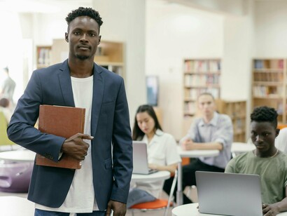 Professor em frente à sua turma. O estresse crônico, a ansiedade e a depressão são frequentes, contribuindo para a alta rotatividade na carreira e afastando novos talentos da área. Autores como Paulo Freire já enfatizavam a importância de uma educação humanizadora e dialógica; contudo, quando os professores são desvalorizados e sobrecarregados, a missão de educar torna-se insustentável tanto física quanto mentalmente