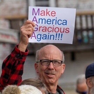 I manifestanti di "No Kings" espongono cartelli lungo W Main Street a Crosby, Minnesota, sabato 18 ottobre 2025. Foto di Lorie Shaull