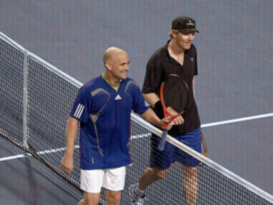 Rogers Cup 2011 à Montréal : Andre Agassi et Jim Courier se saluent à l’issue du match, image d’un respect intact entre deux figures majeures du tennis américain
