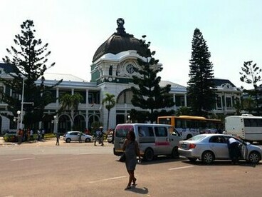 Estação de trem de Maputo. Vale, por isso, lembrar ao leitor que “não é ofício do poeta narrar o que aconteceu; é, sim, o de representar o que poderia acontecer, quer dizer: o que é possível segundo a verossimilhança e a necessidade”