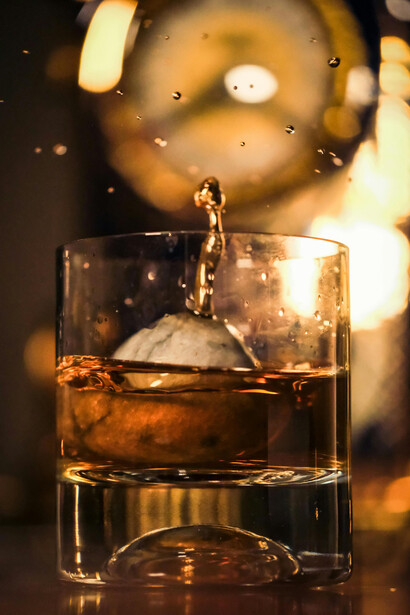 Desde entonces, el jazz parece incompleto sin el calor de un buen bourbon entre las manos y el murmullo de un bar que respira música